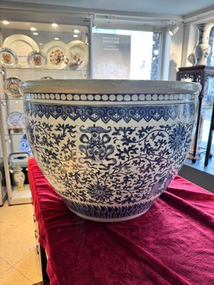 A massive Chinese blue and white 'Bajixiang' fish bowl, Qianlong — photo 3