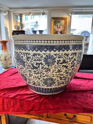 A massive Chinese blue and white 'Bajixiang' fish bowl, Qianlong — photo 4