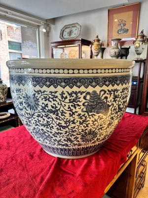 A massive Chinese blue and white 'Bajixiang' fish bowl, Qianlong — photo 5