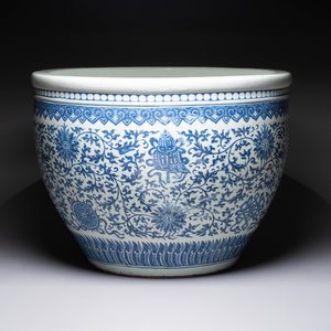 A massive Chinese blue and white 'Bajixiang' fish bowl, Qianlong — photo 1