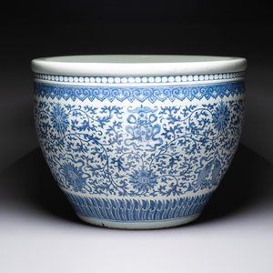 A massive Chinese blue and white 'Bajixiang' fish bowl, Qianlong — photo 2