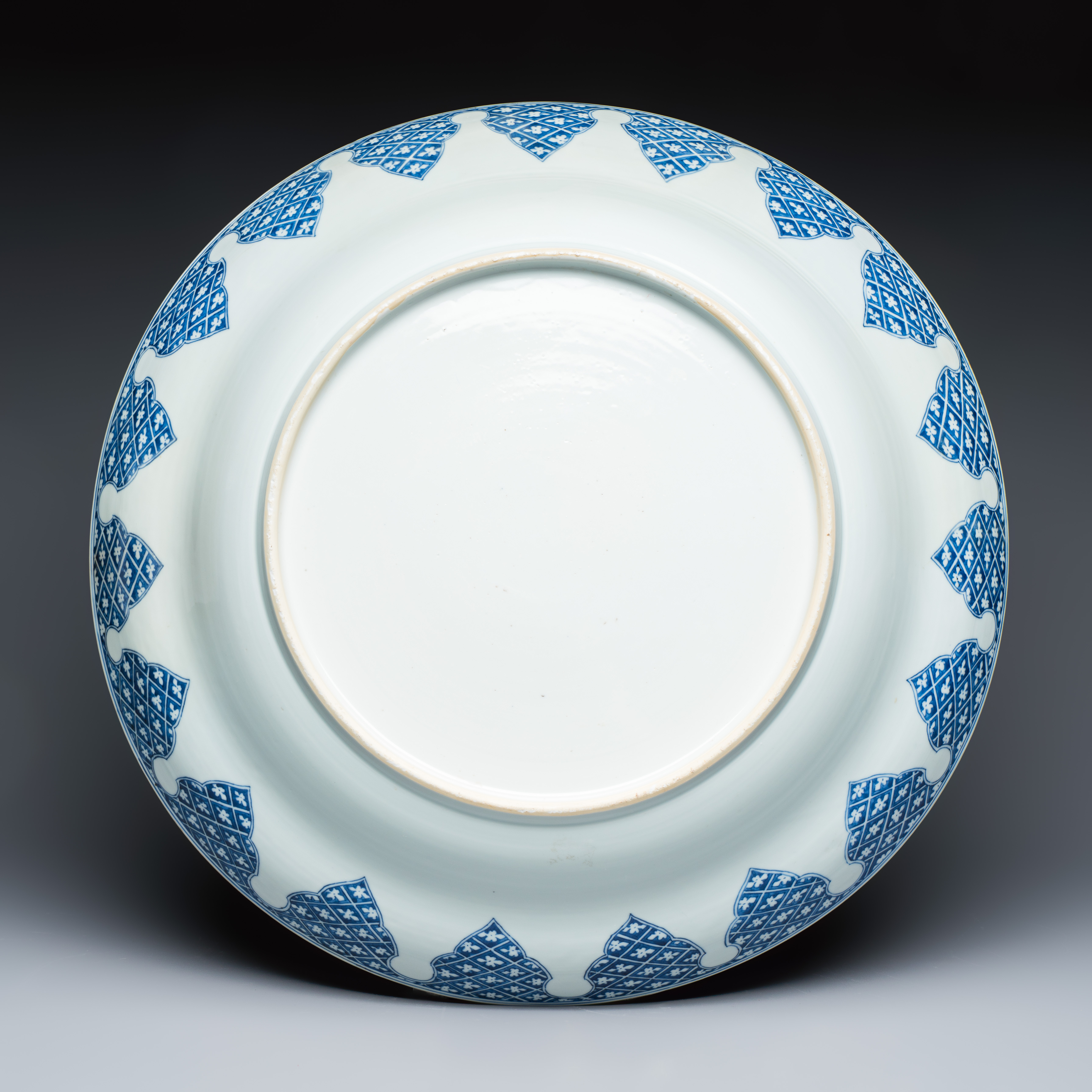 A massive Chinese blue and white 'Doctor's Visit' dish after Cornelis Pronk — photo 2