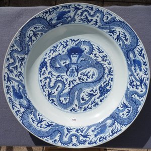 A massive Chinese blue and white 'dragon' dish, Kangxi — photo 4