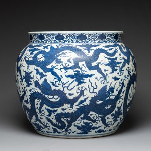A massive Chinese blue and white 'dragon' fish bowl, Jiajing mark, 20th C. — photo 3