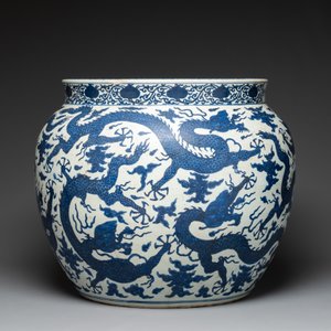 A massive Chinese blue and white 'dragon' fish bowl, Jiajing mark, 20th C. — photo 4