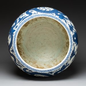 A massive Chinese blue and white 'dragon' fish bowl, Jiajing mark, 20th C. — photo 5