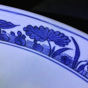 A massive Chinese blue and white landscape charger, Jiajing — 照片 5