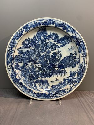 A massive Chinese blue and white 'landscape' dish, 19th C. — photo 1