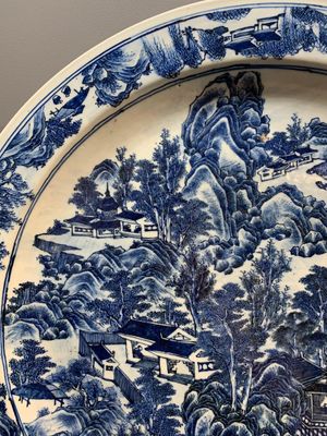 A massive Chinese blue and white 'landscape' dish, 19th C. — photo 2