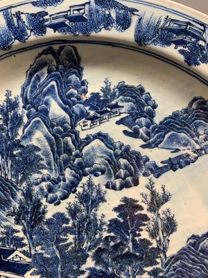 A massive Chinese blue and white 'landscape' dish, 19th C. — photo 3