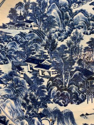A massive Chinese blue and white 'landscape' dish, 19th C. — photo 4