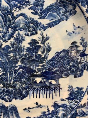A massive Chinese blue and white 'landscape' dish, 19th C. — photo 5
