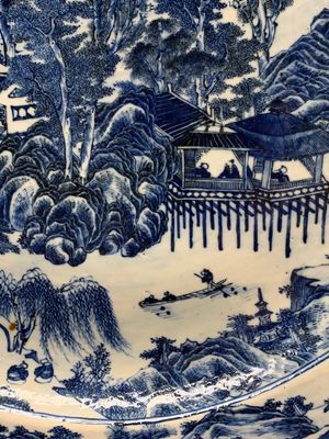 A massive Chinese blue and white 'landscape' dish, 19th C. — photo 6