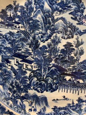 A massive Chinese blue and white 'landscape' dish, 19th C. — photo 7
