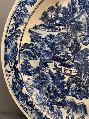 A massive Chinese blue and white 'landscape' dish, 19th C. — photo 8
