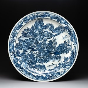 A massive Chinese blue and white 'landscape' dish, 19th C. — photo 1