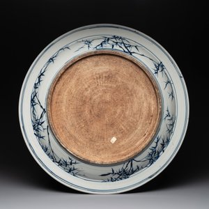 A massive Chinese blue and white 'landscape' dish, 19th C. — photo 2