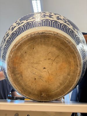 A massive Chinese blue and white 'lotus scroll' fish bowl, Qianlong/Jiaqing — photo 15