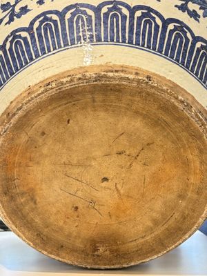 A massive Chinese blue and white 'lotus scroll' fish bowl, Qianlong/Jiaqing — photo 18
