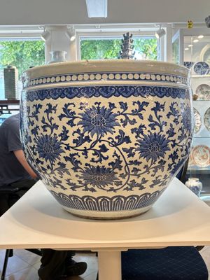 A massive Chinese blue and white 'lotus scroll' fish bowl, Qianlong/Jiaqing — photo 2