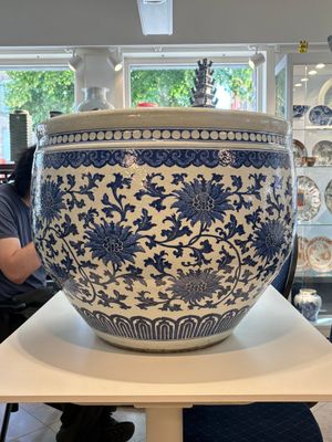 A massive Chinese blue and white 'lotus scroll' fish bowl, Qianlong/Jiaqing — photo 3