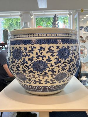 A massive Chinese blue and white 'lotus scroll' fish bowl, Qianlong/Jiaqing — photo 4