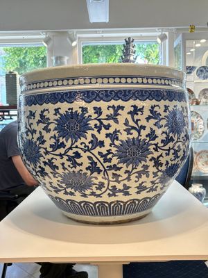 A massive Chinese blue and white 'lotus scroll' fish bowl, Qianlong/Jiaqing — photo 5