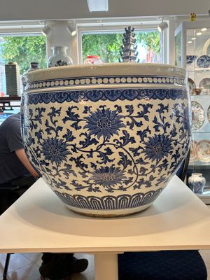 A massive Chinese blue and white 'lotus scroll' fish bowl, Qianlong/Jiaqing — photo 6