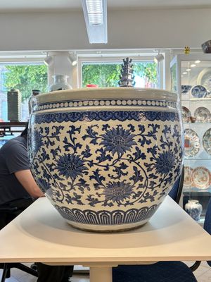 A massive Chinese blue and white 'lotus scroll' fish bowl, Qianlong/Jiaqing — photo 7