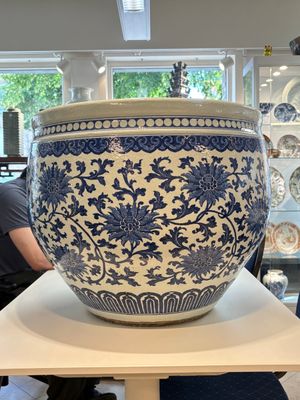 A massive Chinese blue and white 'lotus scroll' fish bowl, Qianlong/Jiaqing — photo 8