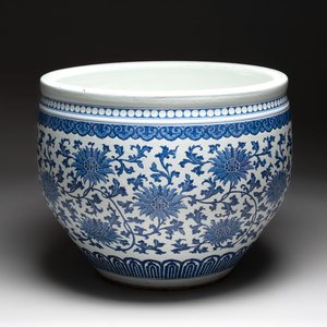 A massive Chinese blue and white 'lotus scroll' fish bowl, Qianlong/Jiaqing — photo 1