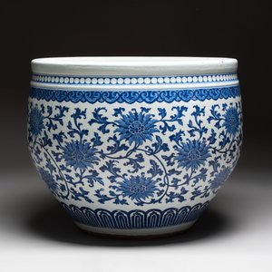 A massive Chinese blue and white 'lotus scroll' fish bowl, Qianlong/Jiaqing — photo 2