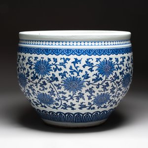 A massive Chinese blue and white 'lotus scroll' fish bowl, Qianlong/Jiaqing — photo 3