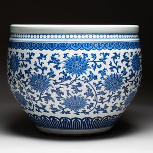 A massive Chinese blue and white 'lotus scroll' fish bowl, Qianlong/Jiaqing — photo 4