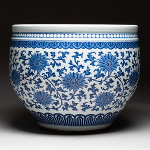A massive Chinese blue and white 'lotus scroll' fish bowl, Qianlong/Jiaqing — photo 5