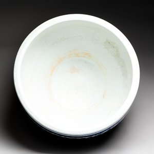 A massive Chinese blue and white 'lotus scroll' fish bowl, Qianlong/Jiaqing — photo 6