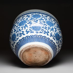 A massive Chinese blue and white 'lotus scroll' fish bowl, Qianlong/Jiaqing — photo 7