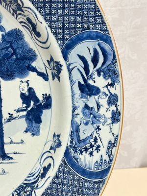 A massive Chinese blue and white 'Music-Making Scholars' dish, Yongzheng — photo 5