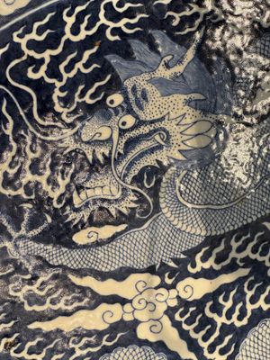 A massive Chinese blue and white reverse-decorated  'dragon' charger with bronze mounts, Chuxiu Gong Zhi mark, Guangxu — photo 13