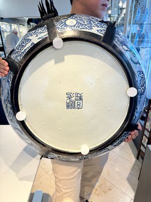 A massive Chinese blue and white reverse-decorated  'dragon' charger with bronze mounts, Chuxiu Gong Zhi mark, Guangxu — photo 21