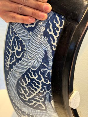 A massive Chinese blue and white reverse-decorated  'dragon' charger with bronze mounts, Chuxiu Gong Zhi mark, Guangxu — photo 24