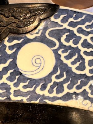 A massive Chinese blue and white reverse-decorated  'dragon' charger with bronze mounts, Chuxiu Gong Zhi mark, Guangxu — photo 26