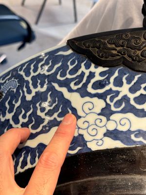 A massive Chinese blue and white reverse-decorated  'dragon' charger with bronze mounts, Chuxiu Gong Zhi mark, Guangxu — photo 27