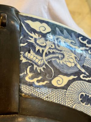 A massive Chinese blue and white reverse-decorated  'dragon' charger with bronze mounts, Chuxiu Gong Zhi mark, Guangxu — photo 28