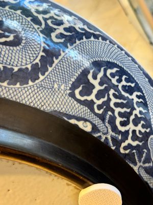 A massive Chinese blue and white reverse-decorated  'dragon' charger with bronze mounts, Chuxiu Gong Zhi mark, Guangxu — photo 29