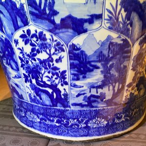 A massive Chinese blue and white vase with floral and landscape panels, Kangxi — 照片 13