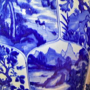 A massive Chinese blue and white vase with floral and landscape panels, Kangxi — 照片 15
