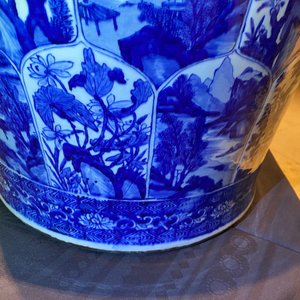 A massive Chinese blue and white vase with floral and landscape panels, Kangxi — 照片 18