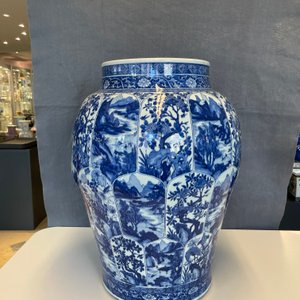 A massive Chinese blue and white vase with floral and landscape panels, Kangxi — 照片 24
