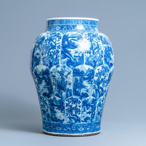 A massive Chinese blue and white vase with floral and landscape panels, Kangxi — 照片 3